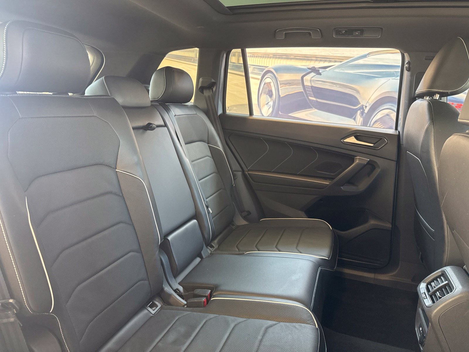 Certified 2024 Volkswagen Tiguan SEL R-Line AWD/4WD image 36