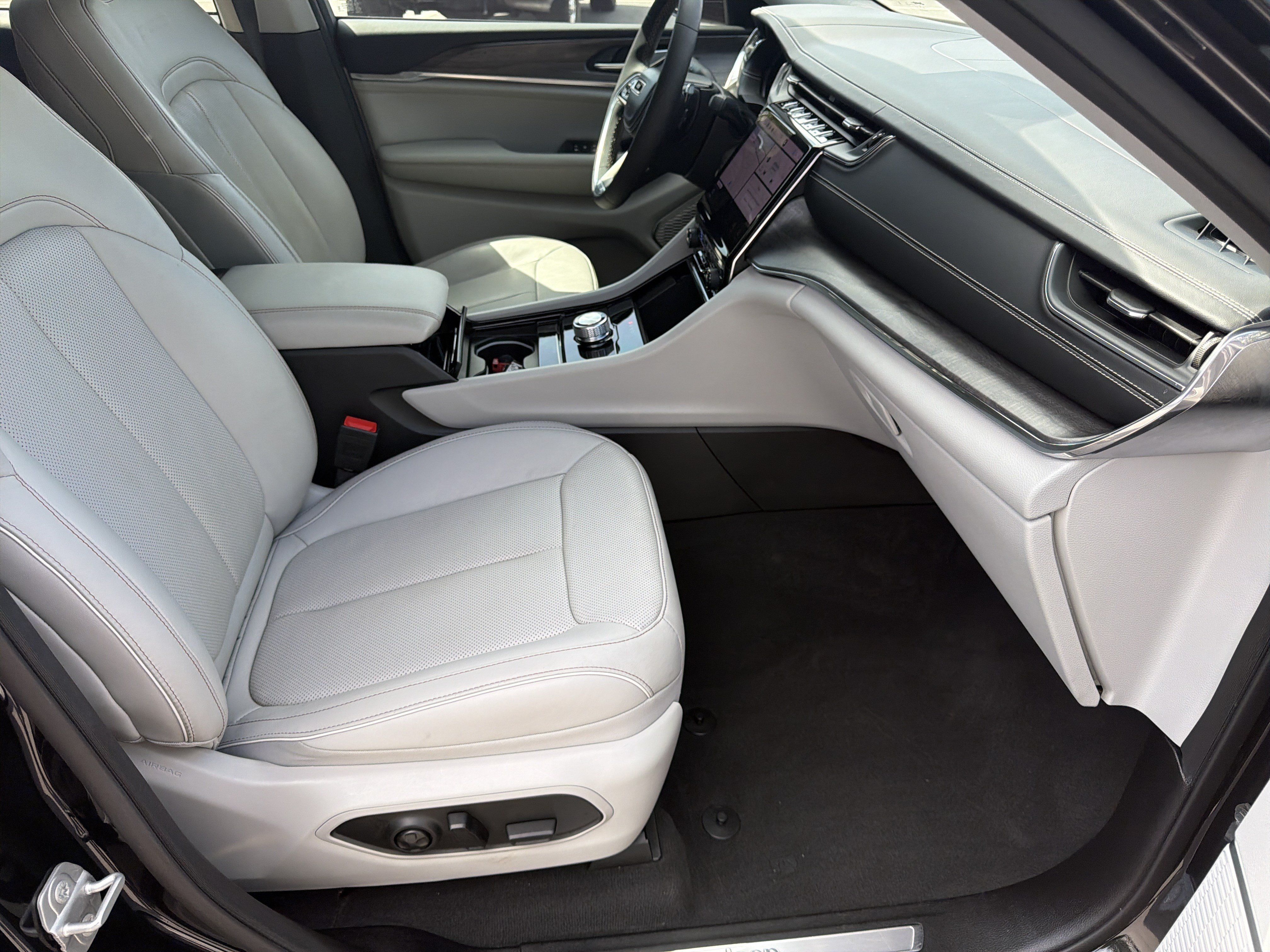 Used 2023 Jeep Grand Cherokee L Overland RWD image 16