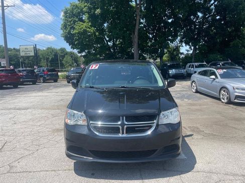 Used 2017 Dodge Grand Caravan w/ UConnect Hands-Free Group FWD image 2