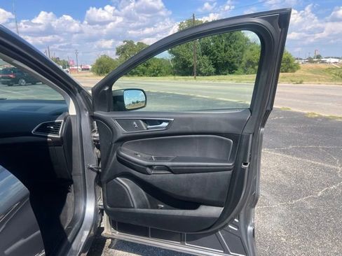 Used 2022 Ford Edge SE image 18
