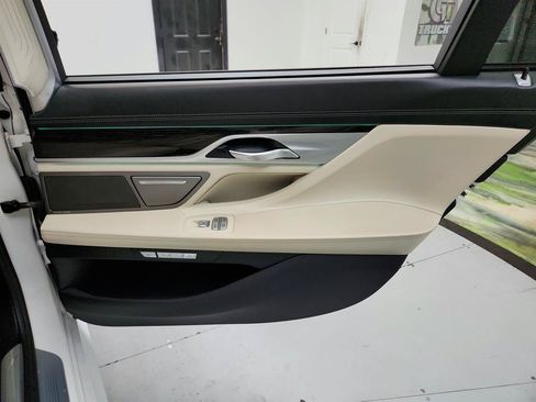 Used 2017 BMW 750i xDrive AWD/4WD image 31
