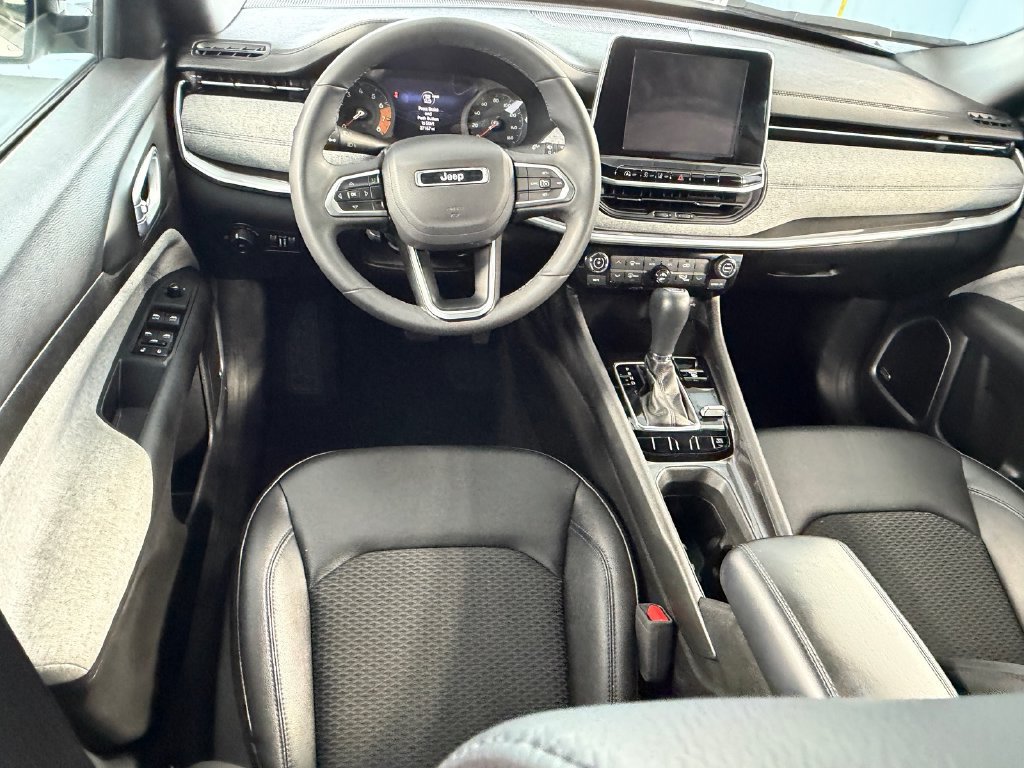 Used 2025 Jeep Compass Latitude w/ Sun & Sound Group AWD/4WD image 9