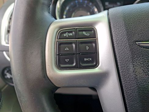 Used 2014 Chrysler Town & Country Touring FWD image 17
