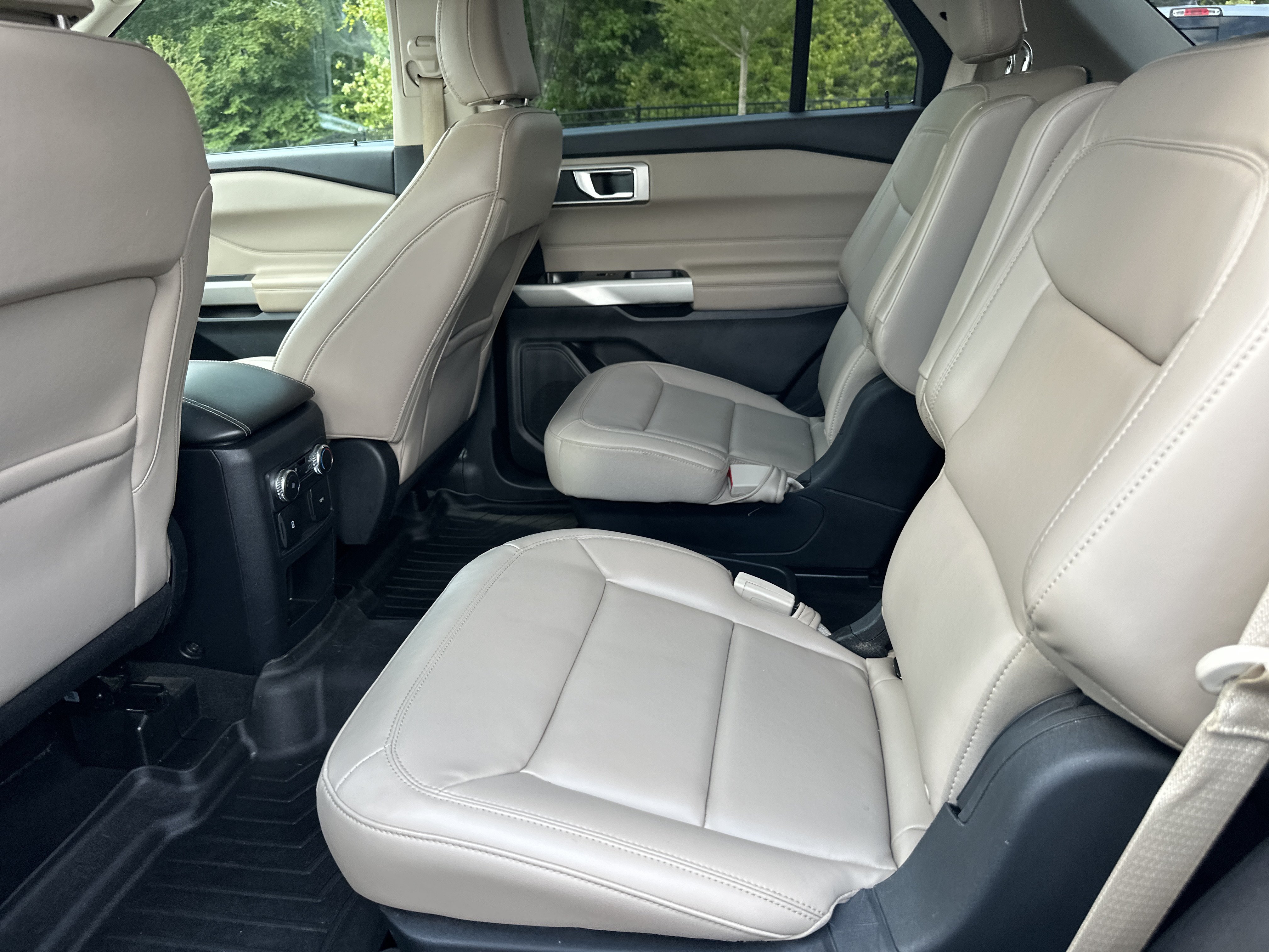 Used 2021 Ford Explorer XLT w/ Equipment Group 202A RWD image 21