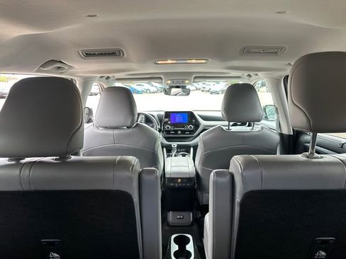 Used 2023 Toyota Highlander XLE image 14