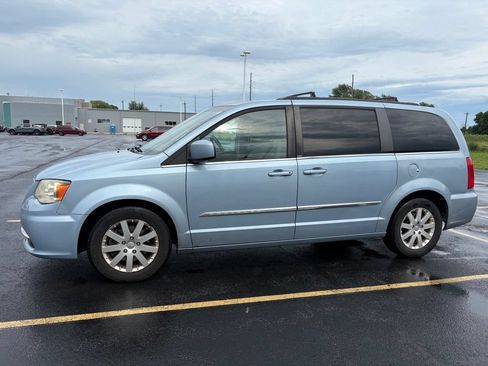 Used 2013 Chrysler Town & Country Touring FWD image 1