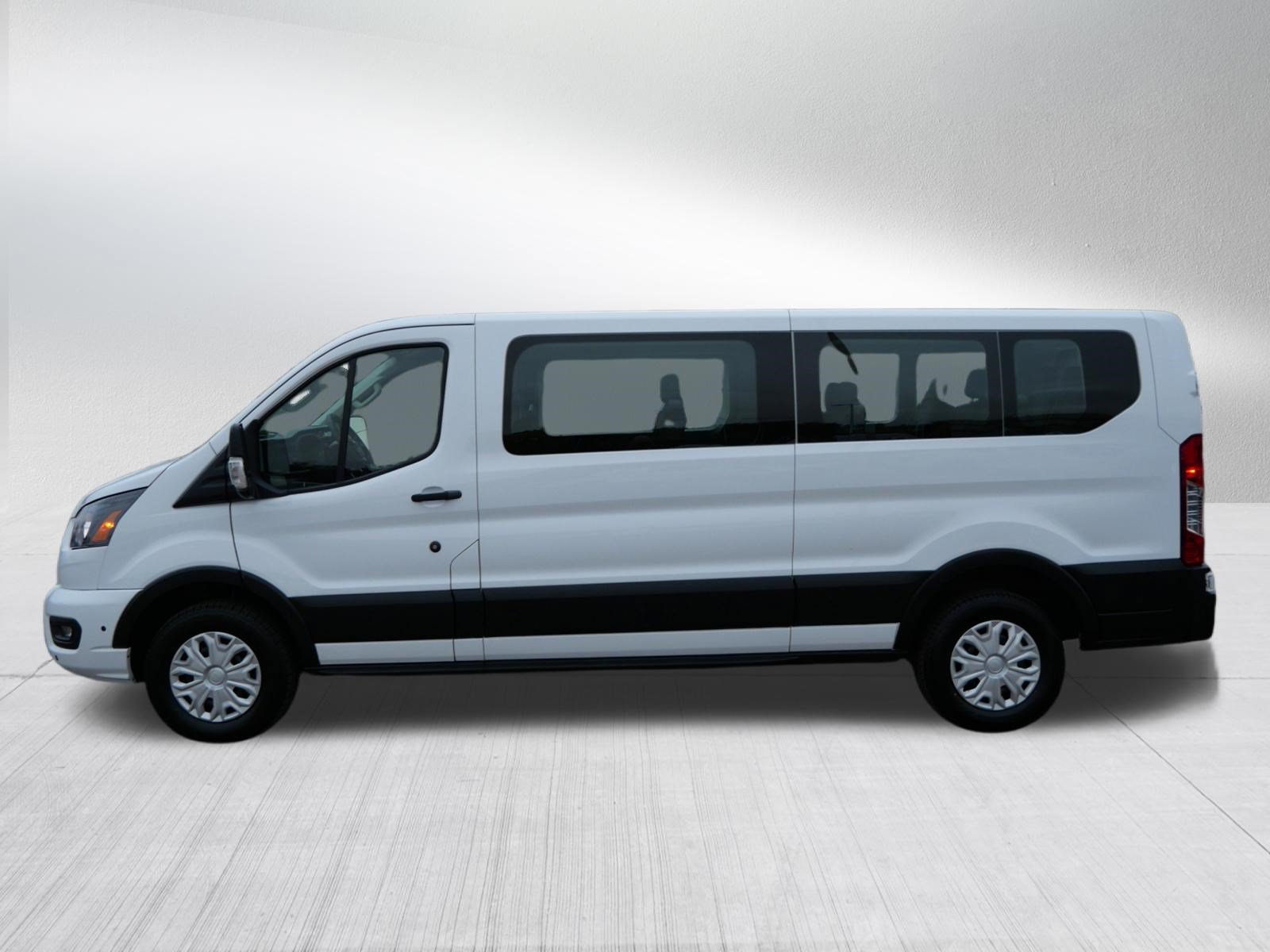 Used 2025 Ford Transit 350 XLT RWD image 4