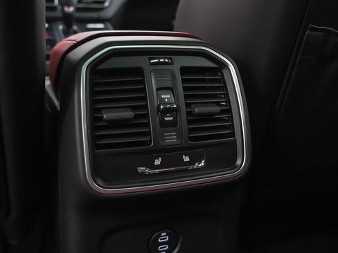 Certified 2026 Porsche Macan AWD/4WD image 31