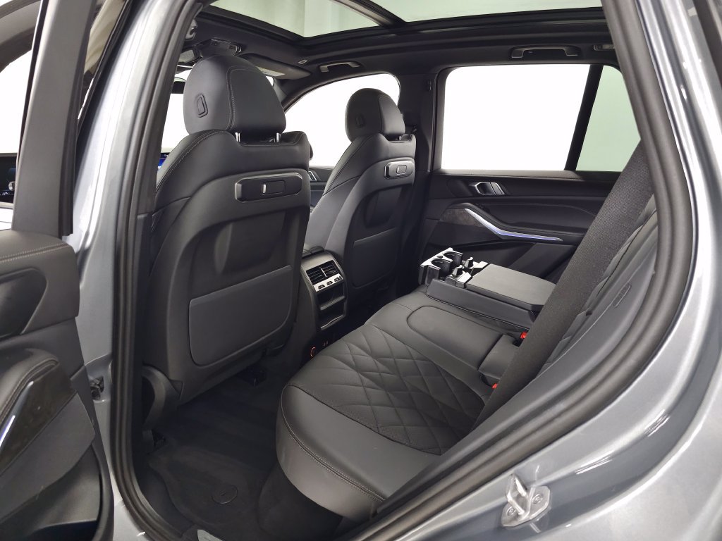 Used 2025 BMW X5 xDrive50e w/ Parking Assistance Package AWD/4WD image 35
