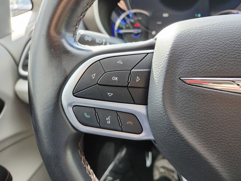Used 2018 Chrysler Pacifica Touring-L FWD image 33