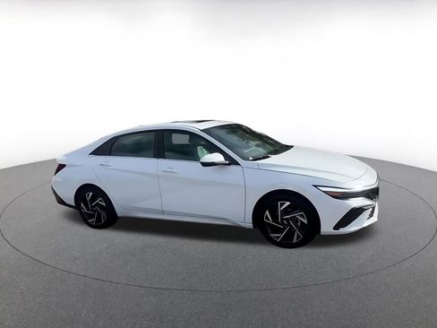 Used 2025 Hyundai Elantra Limited image 2
