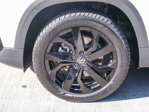 Used 2022 Volkswagen Taos SEL w/ Panoramic Sunroof Package FWD image 10