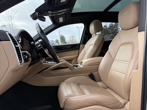 Used 2020 Porsche Cayenne image 5