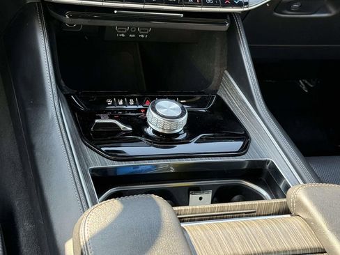 Certified 2024 Jeep Wagoneer L Series II w/ Flexible Seating Group AWD/4WD image 22