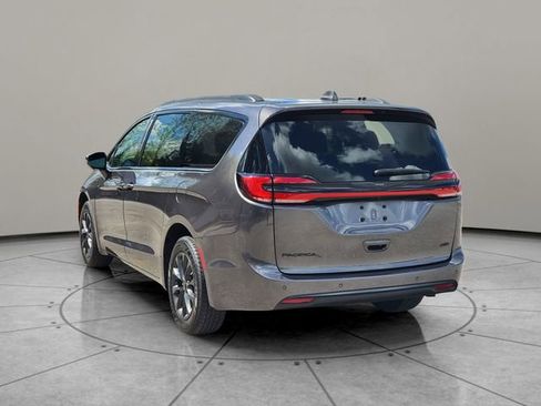 Certified 2021 Chrysler Pacifica Touring-L w/ S Appearance Package image 10
