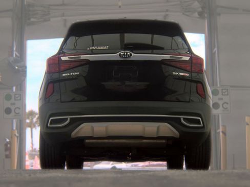 Used 2021 Kia Seltos SX w/ SX Sunroof Package AWD/4WD image 8