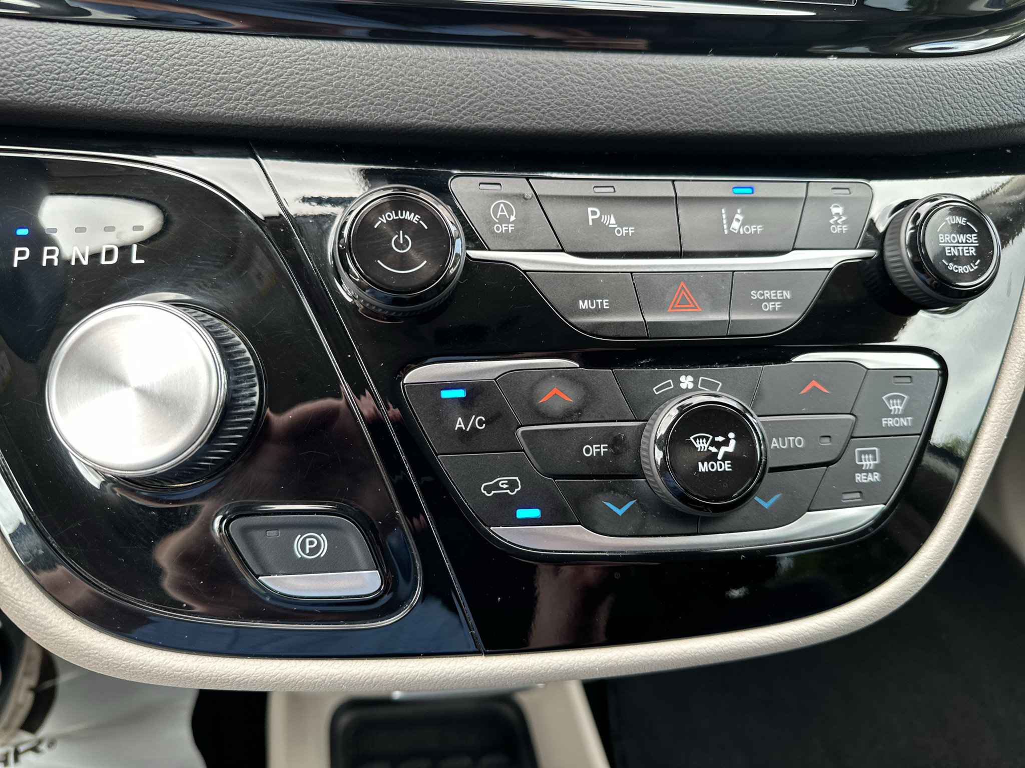 Used 2024 Chrysler Pacifica Touring-L FWD image 17