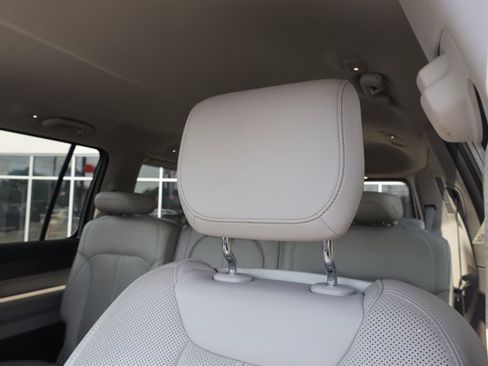 Certified 2024 Jeep Wagoneer Series II w/ Flexible Seating Group RWD image 19