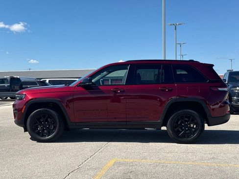 Used 2024 Jeep Grand Cherokee Altitude AWD/4WD image 32