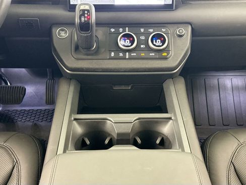 Used 2025 Land Rover Defender 110 X-Dynamic SE image 12