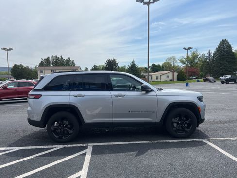 Used 2025 Jeep Grand Cherokee Limited w/ Black Appearance Package AWD/4WD image 7