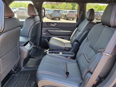 New 2025 Nissan Armada SL w/ Captain's Chari Seat Package image 9