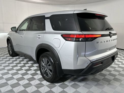 Used 2024 Nissan Pathfinder S FWD image 6