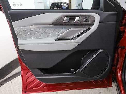 Used 2025 Ford Explorer Platinum w/ Ultimate Package AWD/4WD image 9