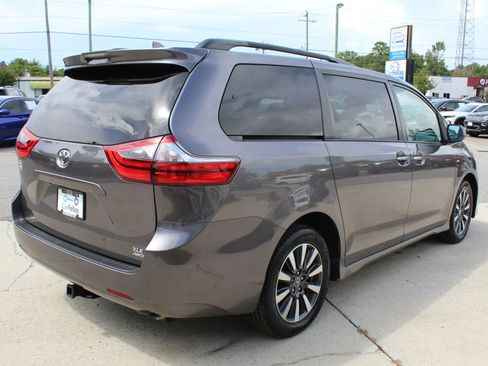 Used 2020 Toyota Sienna XLE AWD/4WD image 5