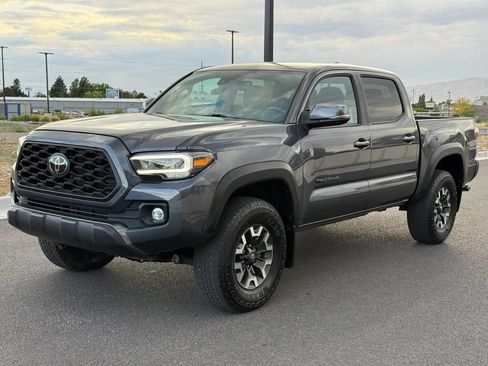 Used 2022 Toyota Tacoma TRD Off-Road w/ Technology Package AWD/4WD image 2
