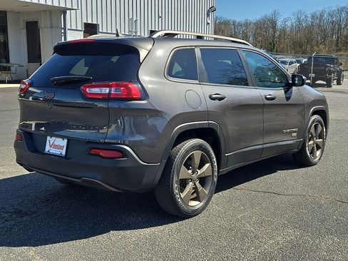 Used 2017 Jeep Cherokee Latitude AWD/4WD image 6