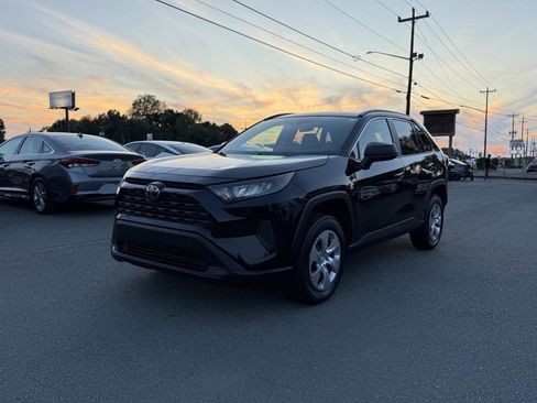 Used 2021 Toyota RAV4 LE FWD image 3