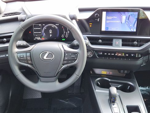 Used 2025 Lexus UX 300h FWD image 32