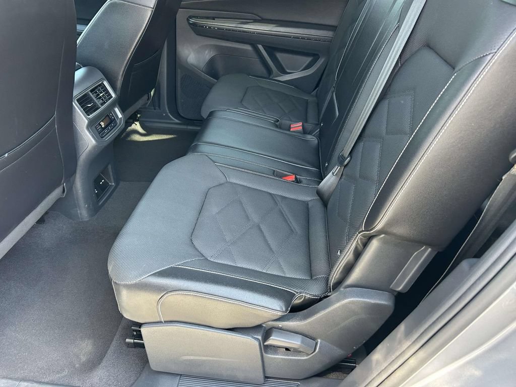 Used 2024 Volkswagen Atlas SE AWD/4WD image 19