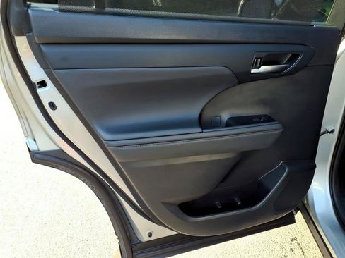 Used 2022 Toyota Highlander XLE FWD image 12