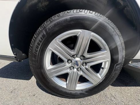 Used 2019 Ford Expedition XLT w/ Equipment Group 202A AWD/4WD image 12