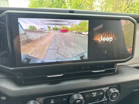 Used 2025 Jeep Gladiator Sport image 15