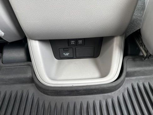 Used 2018 Toyota Highlander XLE AWD/4WD image 19