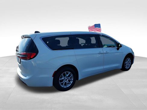 Used 2023 Chrysler Pacifica Touring-L FWD image 5