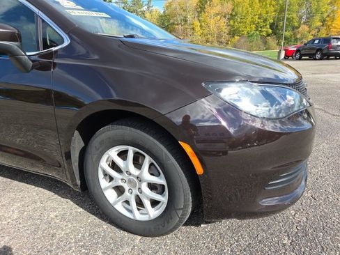 Used 2017 Chrysler Pacifica LX image 23