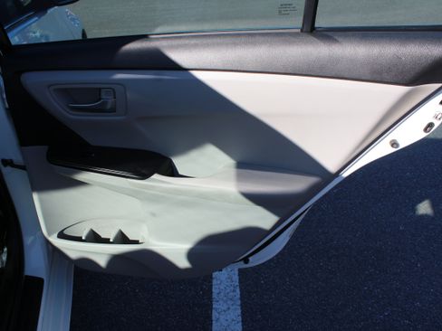 Used 2017 Toyota Camry SE w/ Moonroof Package image 46