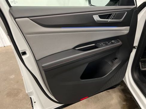 Used 2024 Volkswagen Atlas Peak Edition SE image 10