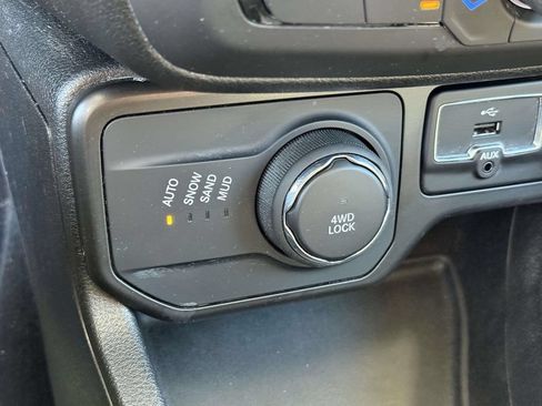 Used 2019 Jeep Renegade Latitude AWD/4WD image 28