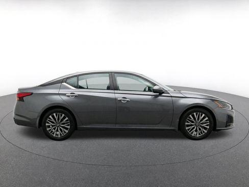 Used 2025 Nissan Altima 2.5 SV FWD image 11