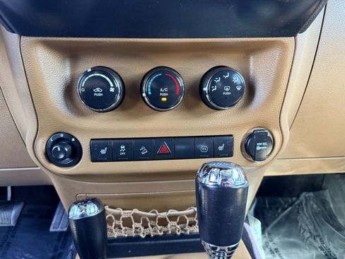 Used 2012 Jeep Wrangler Unlimited Sahara w/ Connectivity Group AWD/4WD image 15