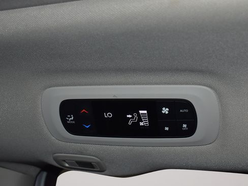 Used 2022 Chrysler Pacifica Limited AWD/4WD image 22