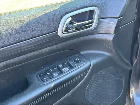 Used 2019 Jeep Grand Cherokee Altitude image 16