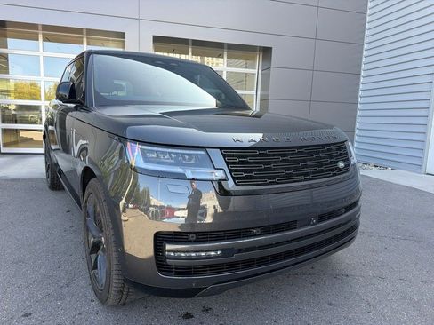 Used 2025 Land Rover Range Rover SE AWD/4WD image 3