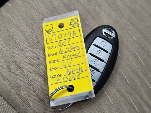 Used 2017 Nissan Rogue SV w/ SV Premium Package image 32