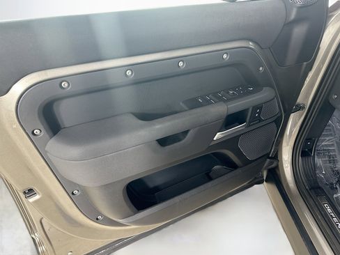 Used 2022 Land Rover Defender 110 X-Dynamic SE image 16